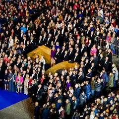 28. April: Geburtstagsdinner  Gar keine so leichte Aufgabe alle Gäste auf ein Foto zu bekommen. Doch am Ende gelingt dem Fotografen ein sehr schönes Motiv und damit eine schöne Erinnerung für König Willem-Alexander. 