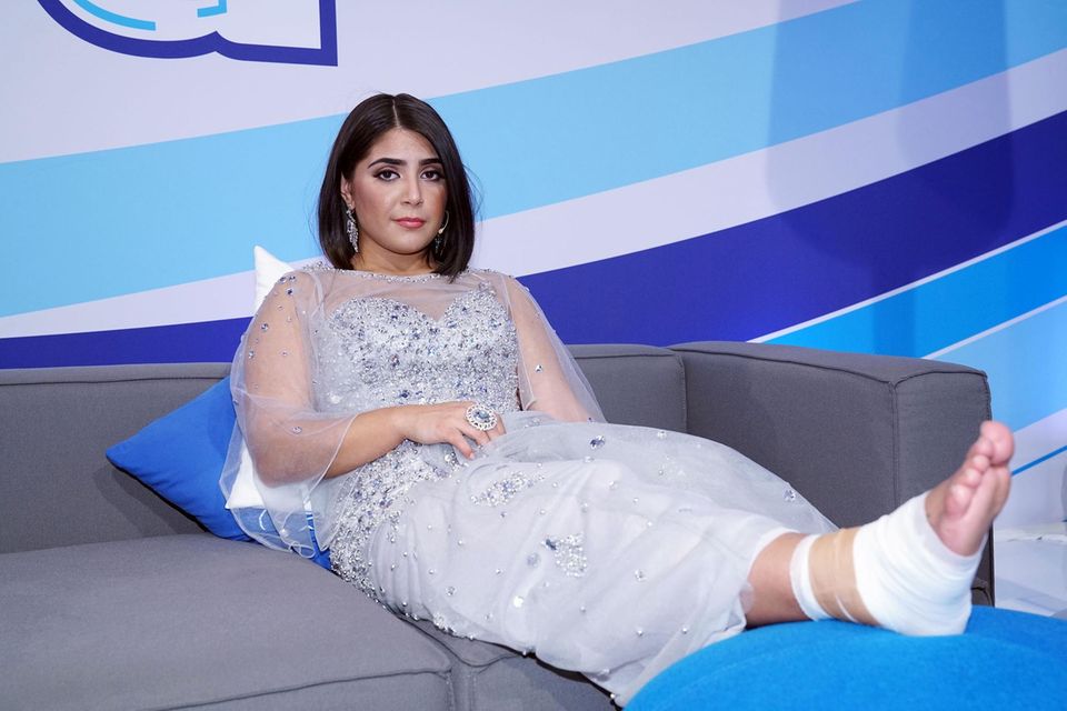 DSDS 2017: Duygu Goenel ist böse umgeknickt und muss ihren Fuß schonen. Duygu Goenel ist böse umgeknickt und muss ihren Fuß schonen.