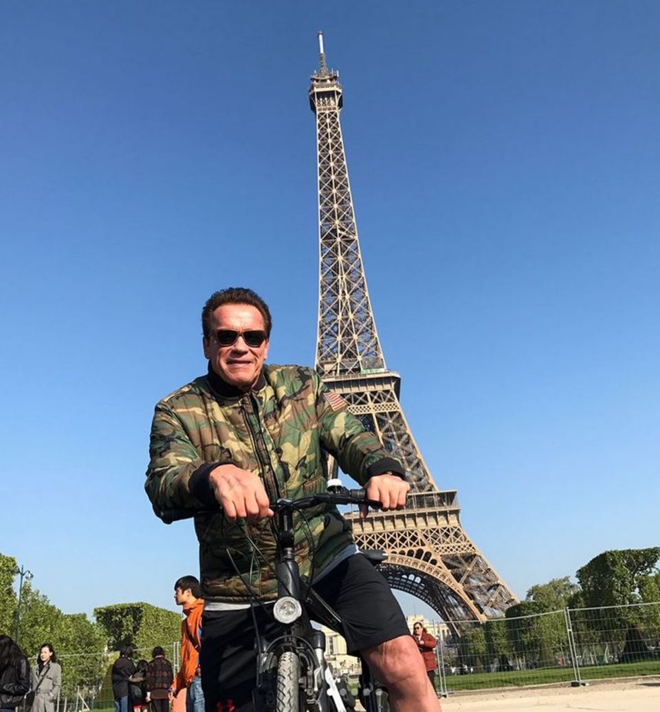28. April 2017  Arnold Schwarzenegger erkundet Paris mit dem Rad. Natürlich muss da auch ein Erinnerungsfoto vor dem Eiffelturm geschossen werden. 