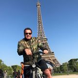 28. April 2017  Arnold Schwarzenegger erkundet Paris mit dem Rad. Natürlich muss da auch ein Erinnerungsfoto vor dem Eiffelturm geschossen werden. 