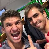 29. April 2017  Der FC Bayern München ist (schon wieder) Deutscher Meister: Thomas Müller und Philipp Lahm feiern den 27. Titel ihres Rekordvereins. 