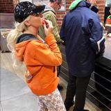 Bei diesem Outfit wissen wir gar nicht, wo wir anfangen sollen: Lila Socken in Schuhen mit Leo-Print, die gemusterte Leggins und der Hoodie in knall-orange - mit diesem Look liegt Daniela Katzenberger total daneben. Zum Glück scheint sie das selbst zu wissen, unter das Foto erklärt sie, sie habe nachts um 10 Lust auf Eis gehabt, und da sei ihr egal gewesen, wie sie aussieht. 