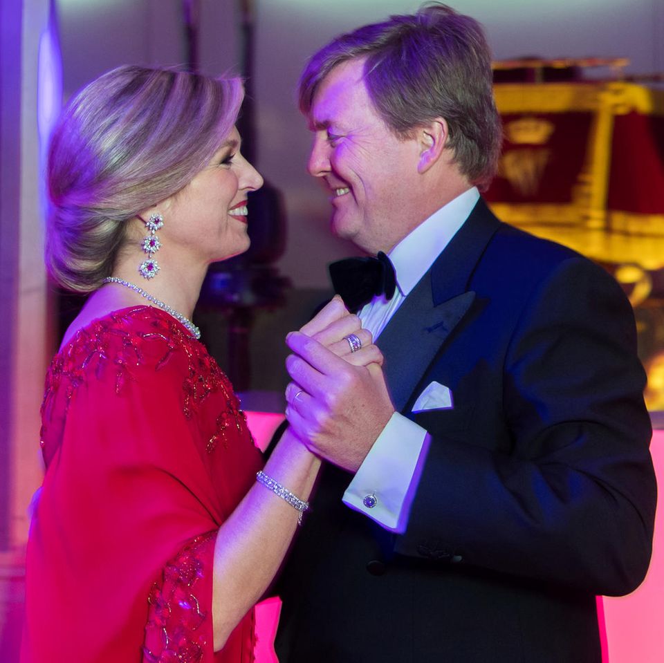 Immer noch so verliebt! Beim Geburtstagstanz schauen sich Königin Máxima und König Willem-Alexander tief in die Augen. 