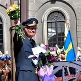 30. April 2017  Herzlichen Glückwunsch - König Carl Gustaf von Schweden wird heute 71 Jahre alt. Im Schlosshof wird er vom Volk gefeiert und mit Blumen und Geschenken bedacht. 