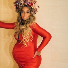 Auf der "Wearable Art Gala" in Los Angeles bezaubert Beyoncé in einem langen, figurbetonten Kleid in Orangerot vom Label Stello. Der tiefe Ausschnitt zeigt ihr Mega-Dekolleté, süße Raffungen setzen ihre Zwillingskugel gekonnt in Szene. Ihrem Spitznamen entsprechend trägt "Queen Bey" eine aus Kunstblumen gebastelte Krone, die mit Schmetterlingen und Libellen geschmückt ist.