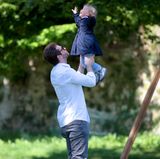1. Mai 2017  Im Park legt die Familie einen Zwischenstopp ein. Celeste tobt ausgelassen mit ihrem Papa Tomaso. 