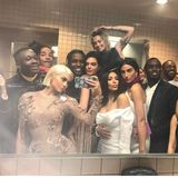 Alle bitte recht freundlich! Auch wenn die Protagonisten auf Kylie Jenners Spiegel-Selfie von der Met Gala 2017 zugegebenermaßen Klamotten anhaben, reicht die Menge an nackter Haut doch aus, um sich für diese Bilderstrecke zu qualifizieren. Oder, Kim?!