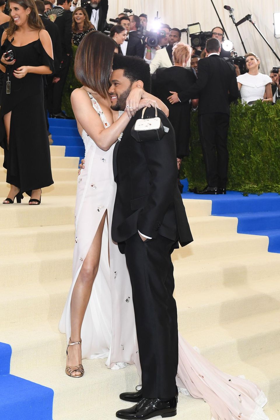 Selena Gomez und The Weeknd schwer verliebt auf der Met Gala 2017.