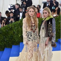 Sehr eigen im Hippie-Look zeigen sich wie üblich die Olsen-Zwillinge Mary-Kate und Ashley.