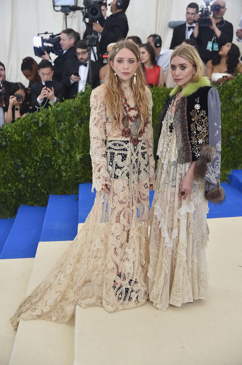 Sehr eigen im Hippie-Look zeigen sich wie üblich die Olsen-Zwillinge. Sehr eigen im Hippie-Look zeigen sich wie üblich die Olsen-Zwillinge.