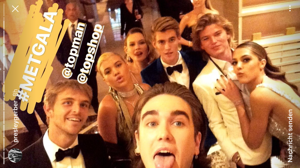 Zusammen mit seiner "Topshop-Clique" zieht der Sohn von Cindy Crawford, Presley Gerber, durch das Metropolitan Museum of Art in New York. Dazu gehören unter anderem: Sofia Richie, Behati Prinsloo und Ashley Graham. Zusammen mit seiner "Topshop-Clique" zieht der Sohn von Cindy Crawford, Presley Gerber, durch das Metropolitan Museum of Art in New York. Dazu gehören unter anderem: Sofia Richie, Behati Prinsloo und Ashley Graham.