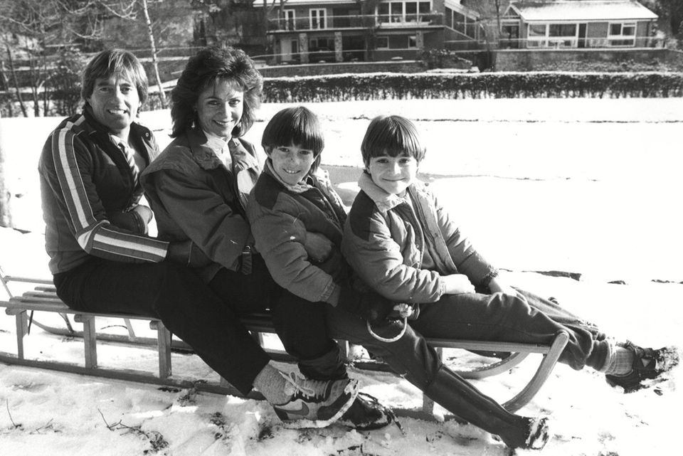 Die Matthews in den 1980er Jahren: David und Jane zeigen sich auf dem Schlitten mit Michael und James.