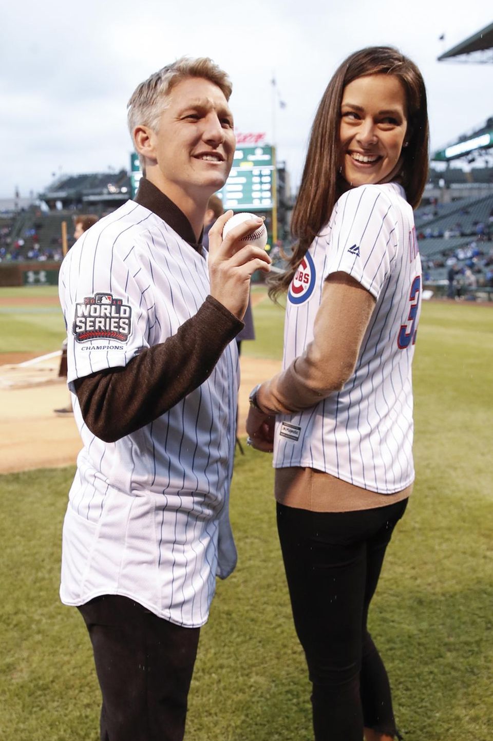 2. Mai 2017   Das sportliche Paar zu Besuch beim Baseballteam der Chicago Cubs. Bastian Schweinsteiger durfte sogar den Baseball werfen.