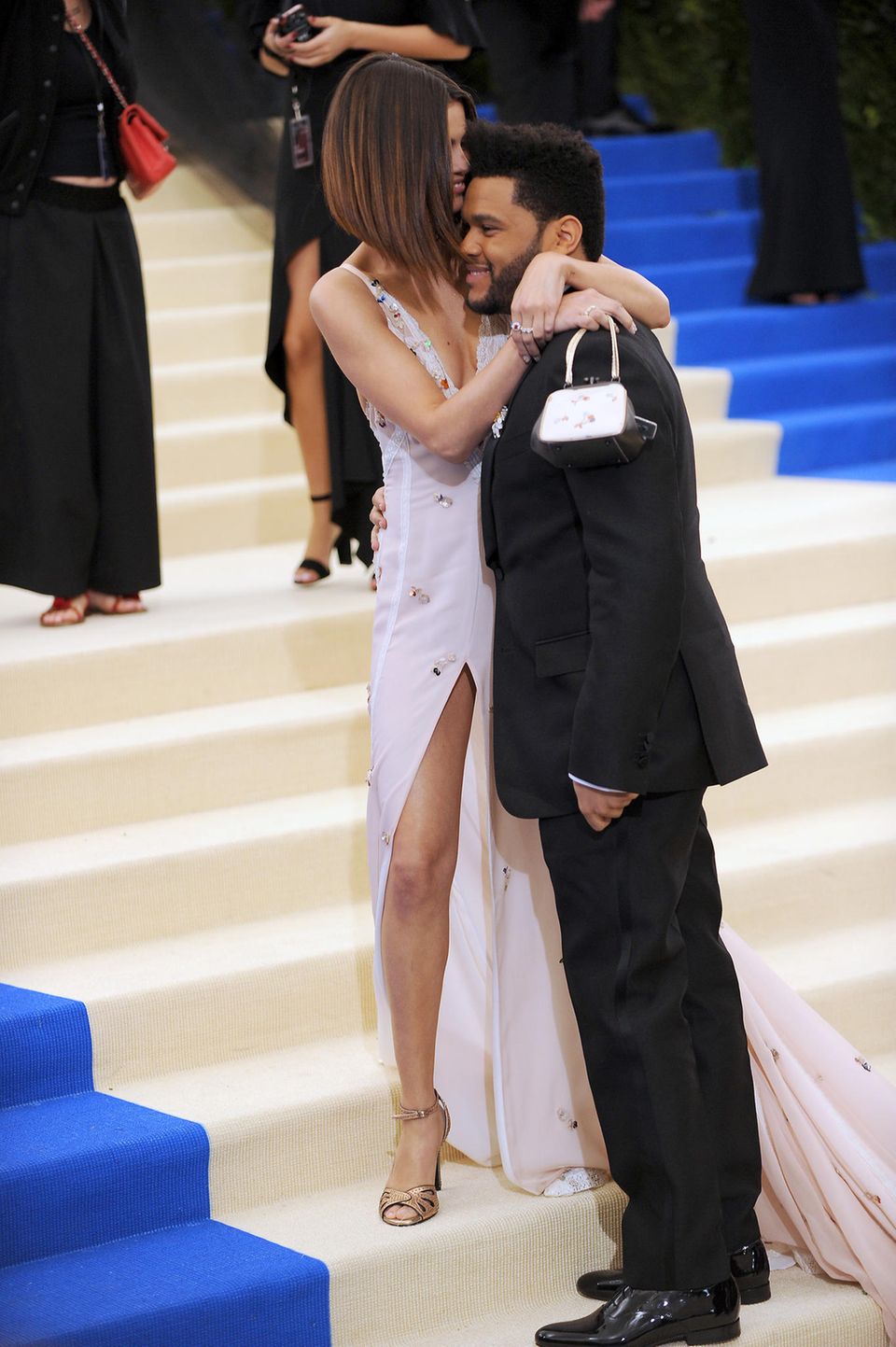 Moment 4 ... als Selena Gomez ihren Freund, The Weeknd, vor lauter Liebe fast in ihrem Dekolleté erstickt und ihm in der Nähe seiner Ex-Schwiegermutter in spe, Yolanda Hadid, "I love you" ins Ohr flüstert. Moment 4 ... als Selena Gomez ihren Freund, The Weeknd, vor lauter Liebe fast in ihrem Dekolleté erstickt und ihm in der Nähe seiner Ex-Schwiegermutter in spe, Yolanda Hadid, "I love you" ins Ohr flüstert.