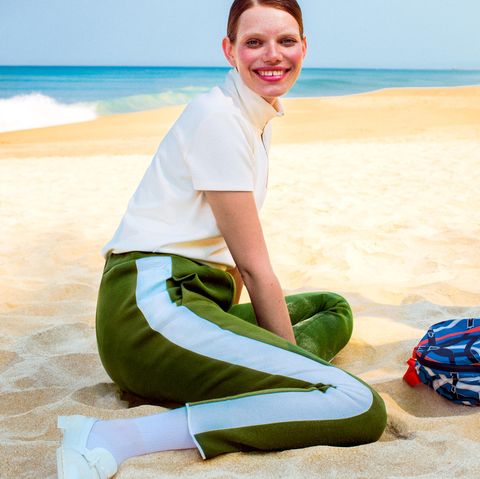 Cremeweißes Zip-Shirt von Closed. Grüne Sweatpants mit extrabreitem Seitenstreifen von Odeeh. Weiße Socken von Item M6. Lackslipper von Tod’s. Gemusterter Nylon-Rucksack von Hermès
