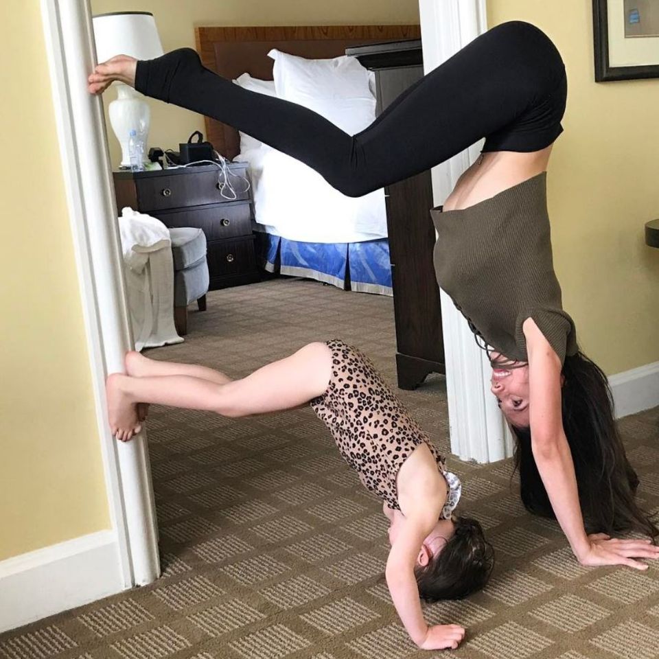 Yogaprofi Hilaria Baldwin scheint ihre Tochter Carmen angesteckt zu haben: Gemeinsam arbeiten sie an einer interessanten Yogapose... Nennen wir sie mal: Handstand-Türrahmenkick.