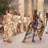 Mit Lagerfelds luftigen Roben, den goldenen Accessoires und in der Location samt Olivenbäumen und Säulen sehen die Models wie griechische Göttinnen aus.