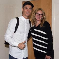 Seine "Pretty Woman":  Hier darf Fußballgott Cristiano Ronaldo auch mal Fan sein. Stolz zeigt sich das Ausnahmetalent mit Julia Roberts und strahlt über das ganze Gesicht. 