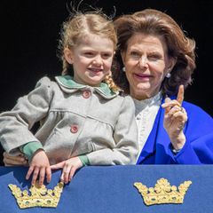 Estelle, das älteste Enkelkind des Königspaares, lauscht sehr genau, was ihre Großmutter ihr sagt.