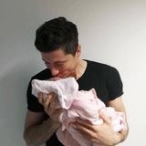 4. Mai 2017   Stolz zeigt Bayern-Stürmer Robert Lewandowski seine süße Klara und bedankt sich bei seiner tapferen Frau Anna.