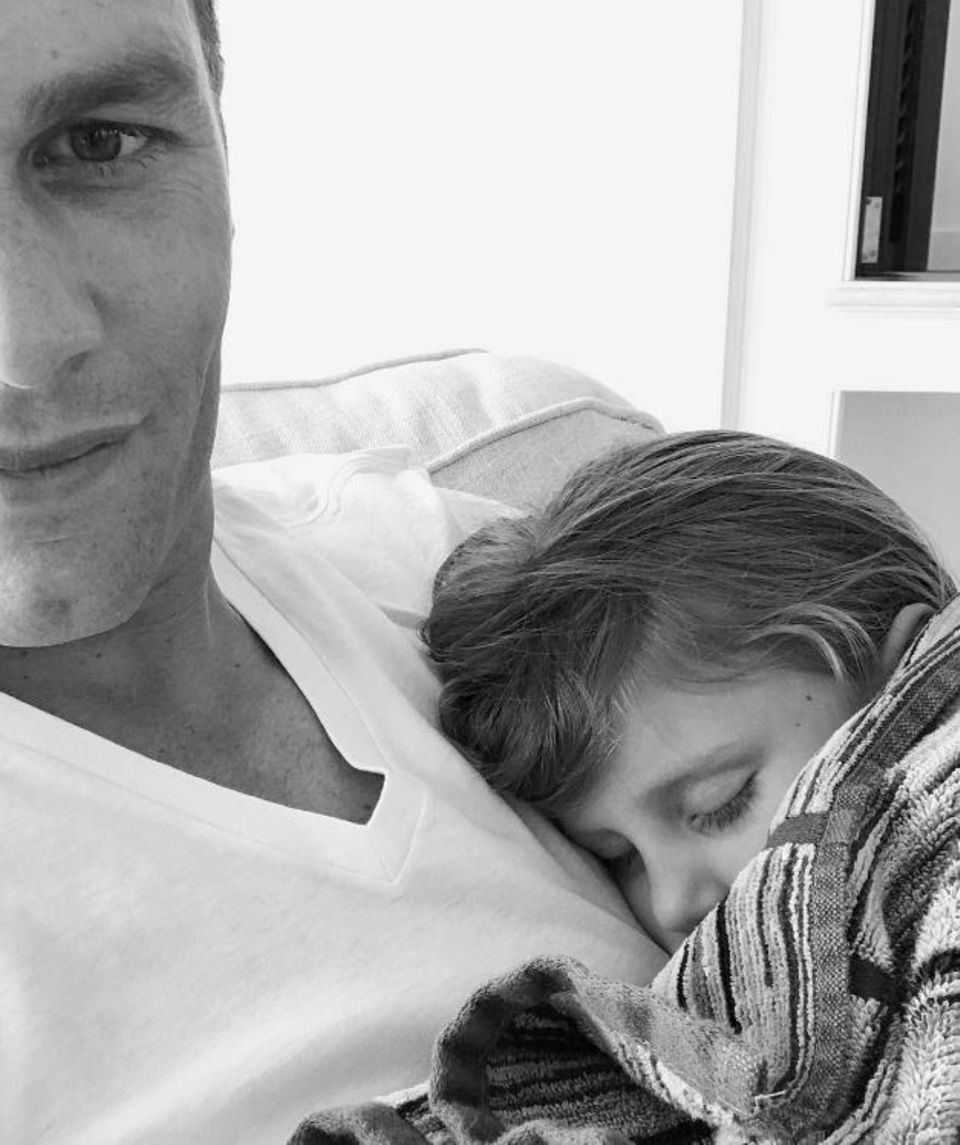 13. April 2017 Während Vivian entspannt auf Papas Brust eingeschlafen ist, kann Tom Brady seine Vatergefühle kaum zurückhalten und entscheidet diesen Moment mit seinen Fans zu teilen. 13. April 2017 Während Vivian entspannt auf Papas Brust eingeschlafen ist, kann Tom Brady seine Vatergefühle kaum zurückhalten und entscheidet diesen Moment mit seinen Fans zu teilen.