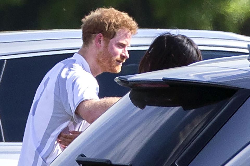 Meghan Markle + Prinz Harry: Auf dem Parkplatz haben Prinz Harry und Meghan Markle endlich Zeit für einen Moment zu zweit Auf dem Parkplatz haben Prinz Harry und Meghan Markle endlich Zeit für einen Moment zu zweit