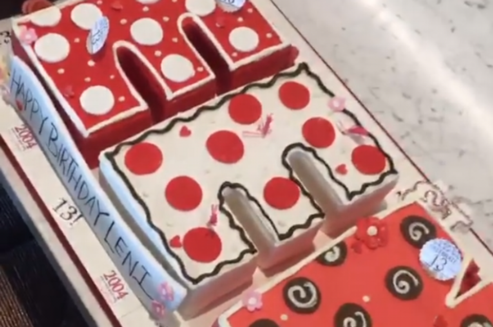 Heidi Klum: Leni Klum ist jetzt offiziell ein Teenager. Mama Heidi und Papa Seal gratulieren mit einer Buchstaben-Torte. Leni Klum feiert am 4. Mai ihren 13. Geburtstag und ist damit offiziell ein Teenager. Mama Heidi und Papa Seal gratulieren mit einer Buchstaben-Torte.