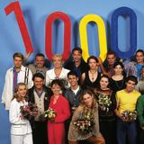 1996 wird GZSZ vierstellig. 1000 Folgen liefen bisher im deutschen Fernsehen. Das wird mit diesem coolen Foto festgehalten, das heute ziemlich retro wirkt.