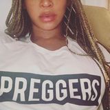 Schon bald kommen Beyoncé Knowles' Zwillinge auf die Welt. Damit auch wirklich niemand übersieht, dass der Megastar schwanger ist, trägt sie sicherheitshalber ein Shirt von Asos Maternity (ca. 19 Euro).