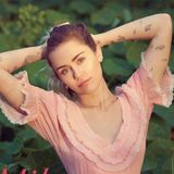 Nanu, wo ist denn Mileys crazy Style auf einmal hin?! Auf dem Billboard-Magazin posiert sie Anfang Mai in einem mädchenhaften Look, den wir schon lange nicht mehr an ihr gesehen haben und der uns äußerst verblüfft. Das rosa Girly-Kleid hat rein gar nichts mit den knappen Looks zu tun, mit denen Miley auf dem roten Teppich sonst für Aufsehen sorgt. Uns gefällt es!