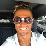 Weltfußballer Cristiano Ronaldo kann sich vor Fans, Werbepartnern und schönen Frauen kaum retten. Aber warum hat ihm denn bloß niemand gesagt, wie bescheuert seine Frisur aussieht?!