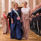 Königin Anne-Marie von Griechenland trägt zu ihrem eleganten, blauen Ballkleid das Griechische Rubin-Geschmeide, Prinzessin Mabel der Niederlande neben ihr hat sich im zweifarbigen Abendkleid von Viktor & Rolf und ihrer Perlen-Knopf-Tiara sehr schön verpackt.