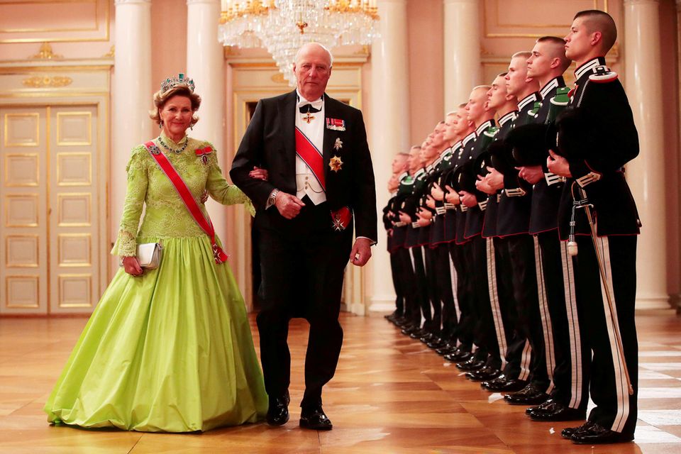 Vorbei am Spalier der Palast-Garde schreitet das norwegische Königspaar Sonja und Harald zum festlichen Gala-Dinner anlässlich der Feierlichkeiten zu ihrem 80. Geburtstag. Königin Sonja überrascht im neonfarbenen Ballkleid, das sie mit dem prächtigen Smaragd-Geschmeide der Kaiserin Josephine kombinierte. Vorbei am Spalier der Palast-Garde schreitet das norwegische Königspaar Sonja und Harald zum festlichen Gala-Dinner anlässlich der Feierlichkeiten zu ihrem 80. Geburtstag. Königin Sonja überrascht im neonfarbenen Ballkleid, das sie mit dem prächtigen Smaragd-Geschmeide der Kaiserin Josephine kombinierte.