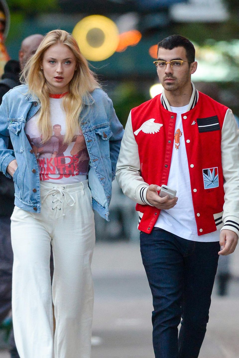 9. Mai 2017 "Game of Thrones"-Beauty Sophie Turner und ihr Freund Joe Jonas machen einen abendlichen Spaziergang durch Manhattan. Beim frischgebackenen Traumpaar scheint gerade alles bestens zu laufen. 9. Mai 2017 "Game of Thrones"-Beauty Sophie Turner und ihr Freund Joe Jonas machen einen abendlichen Spaziergang durch Manhattan. Beim frischgebackenen Traumpaar scheint gerade alles bestens zu laufen.