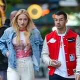 9. Mai 2017   "Game of Thrones"-Beauty Sophie Turner und ihr Freund Joe Jonas machen einen abendlichen Spaziergang durch Manhattan. Beim frischgebackenen Traumpaar scheint gerade alles bestens zu laufen.