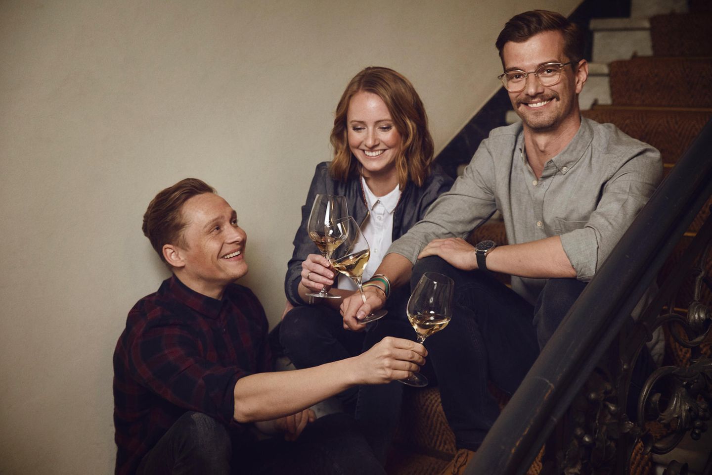 "III Freunde": Das Label mit der römischen Drei ist Programm: Der erste gemeinsame Wein von Schauspieler Matthias Schweighöfer (li.), Winzerin Juliane Eller und Moderator Joko Winterscheidt (r.) ist ein gelb-fruchtiger Rheinhesse namens "2016 Grauburgunder".
