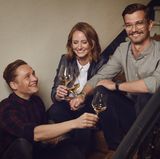 "III Freunde": Das Label mit der römischen Drei ist Programm: Der erste gemeinsame Wein von Schauspieler Matthias Schweighöfer (li.), Winzerin Juliane Eller und Moderator Joko Winterscheidt (r.) ist ein gelb-fruchtiger Rheinhesse namens "2016 Grauburgunder".