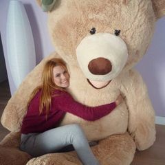 Diesen Mitbewohner der Girls hat man im Fernsehen noch nicht gesehen: In der Model-Villa bei "Team Weiß" lebt ein XXL-Teddy, der ganz viele Knuddeleinheiten spendet und als Maskottchen dient.