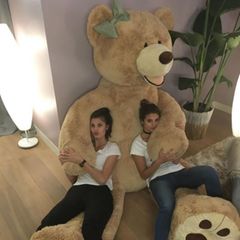 Der Bär ist so groß, dass gleich zwei Mädels auf einmal mit ihm kuscheln und so am Abend entspannen können.