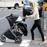 10. Mai 2017   Ein Spaziergang durchs New Yorker Viertel beruhigt auch Lily Grace Rothschild, die sich im Kinderwagen von Mama Nicky Hilton in den Schlaf schieben lässt. 