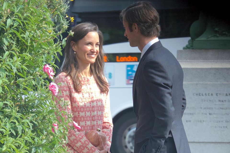 Pippa Middleton: Pippa Middleton und James Matthews tauschen verliebte Blicke nach dem Gottesdienst Pippa Middleton und James Matthews tauschen verliebte Blicke nach dem Gottesdienst