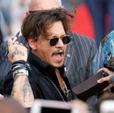 Autogrammrunde in Schanghai: Superstar Johnny Depp signiert während der Premiere von "Pirates of the Caribbean 5: Salazars Rache" was das Zeug hält.
