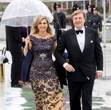 10. Mai 2017  Königin Máxima hat den Schirm, König Willem-Alexander muss ohne auskommen, als es zur Oper geht.