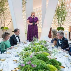 10. Mai 2017  Ministerpräsidentin Erna Solberg lobte das Königspaar mit ihrer Rede: "Von der Wärme, der Nähe und dem Humor, den Ihr miteinander und mit ganz Norwegen teilt, sollten sich viele anstecken lassen. "