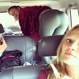 10. Mai 2017   Da ist was los in dem Wagen: Toni Garrn ist mit ihrer Mutter und ihrem Management unterwegs. Mama Garrn  braucht was alkoholisches für den Magen. Die Kollegin sucht was im Kofferraum und Toni macht ein Foto und nennt es Teamspirit. 
