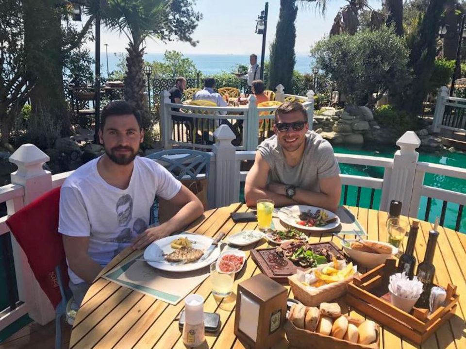 11. Mai 2017 Lukas Podolski und Sinan Gümüş gönnen sich eine üppiges Mittagessen in der Sonne. Der deutsche Nationalspieler verlässt bald Galatasaray und nutzt jede Gelegenheit Zeit mit seinen Jungs zu verbringen. 11. Mai 2017 Lukas Podolski und Sinan Gümüş gönnen sich eine üppiges Mittagessen in der Sonne. Der deutsche Nationalspieler verlässt bald Galatasaray und nutzt jede Gelegenheit Zeit mit seinen Jungs zu verbringen.