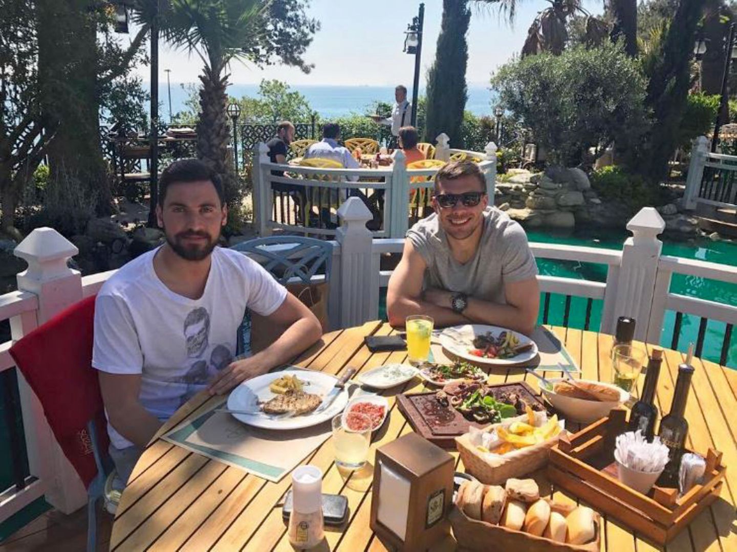 11. Mai 2017   Lukas Podolski und Sinan Gümüş gönnen sich eine üppiges Mittagessen in der Sonne. Der deutsche Nationalspieler verlässt bald Galatasaray und nutzt jede Gelegenheit Zeit mit seinen Jungs zu verbringen. 