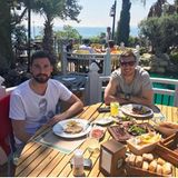 11. Mai 2017   Lukas Podolski und Sinan Gümüş gönnen sich eine üppiges Mittagessen in der Sonne. Der deutsche Nationalspieler verlässt bald Galatasaray und nutzt jede Gelegenheit Zeit mit seinen Jungs zu verbringen. 