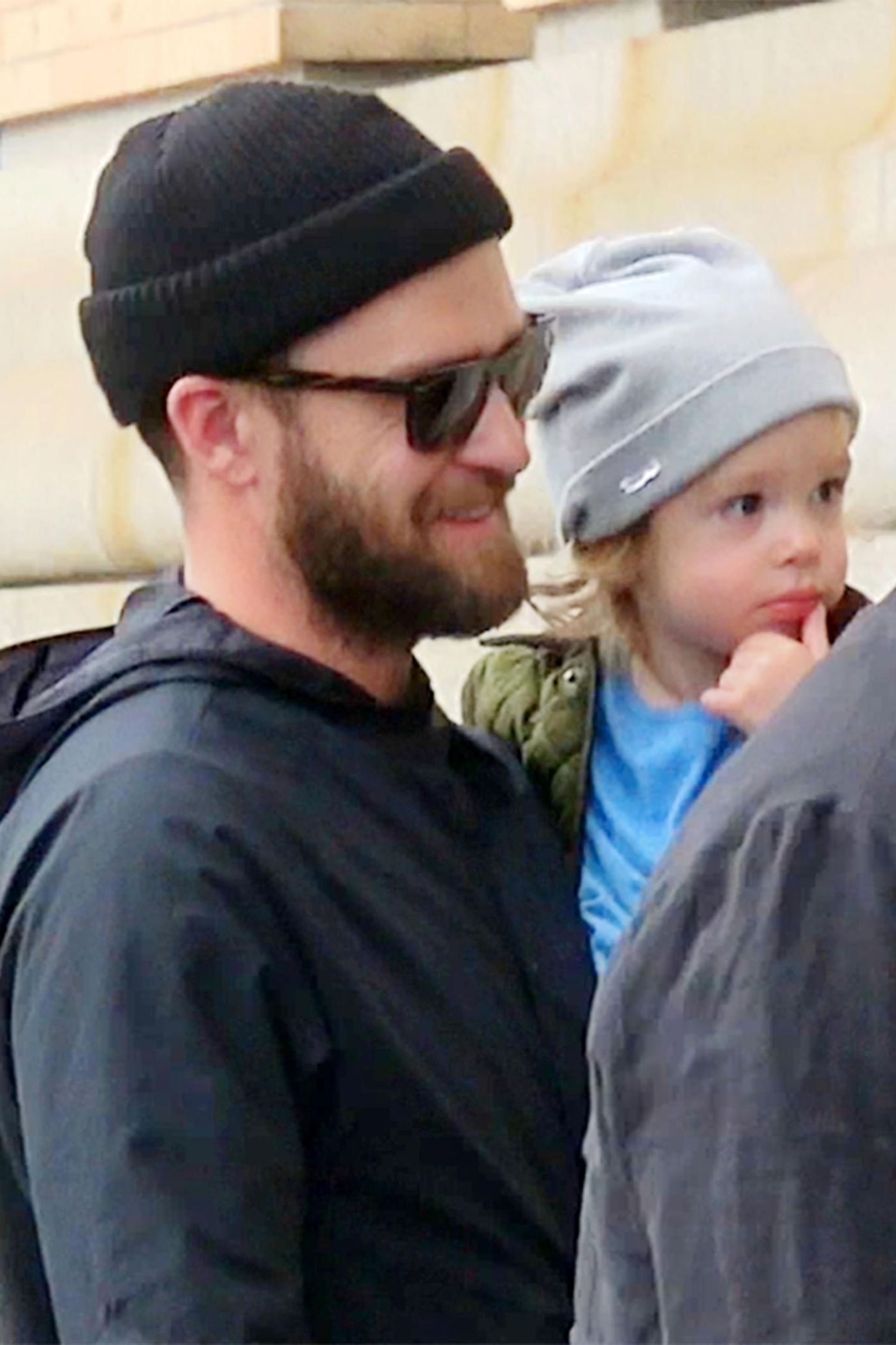 11. Mai 2017  Justin Timberlake ist mit Silas im Partnerlook in New York unterwegs. Beide tragen eine coole Beanie-Mütze.