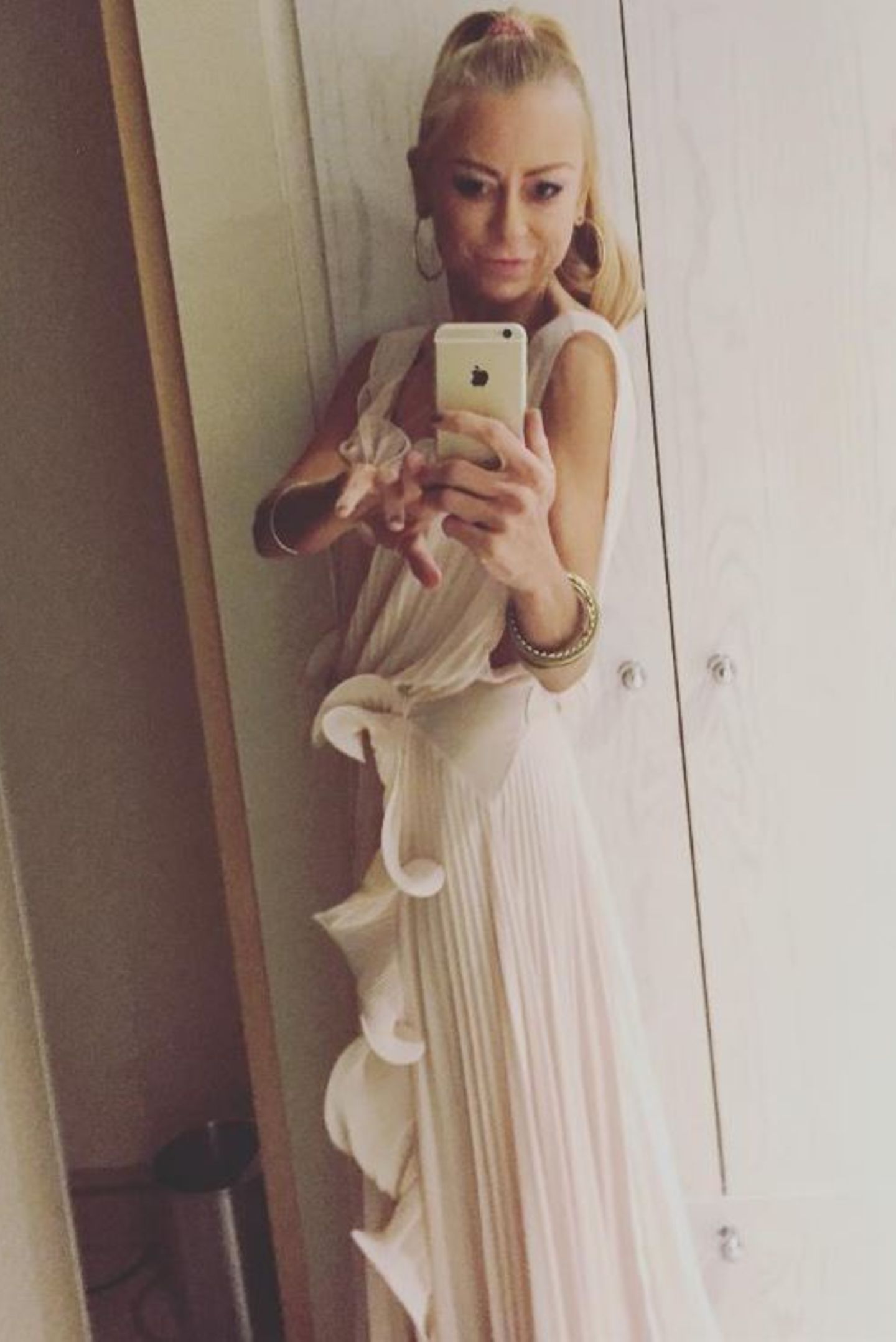 Auf ihrem Instagram-Account postet Jenny Elvers ebenfalls ihr Outfit. Die Reaktionen der Fans sind eindeutig: "Du bist ganz offensichtlich zu mager. Take care of yourself!"